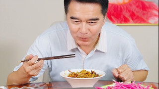 The senior student is really living a frugal life—just a bowl of fried sauce noodles for lunch!