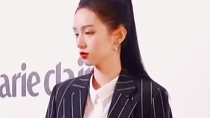 The cool Zhou Ye glanced at the eyelid tape and instantly turned into a cute little cutie haha哈哈哈