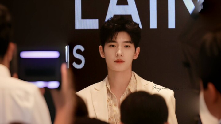 Anh chỉ cần ra tay nhẹ một chút là đã thắng dễ dàng rồi.