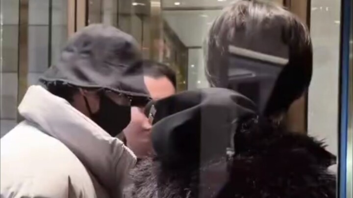 واو، إنها شينغ وتشيو الجديدين! شينغ بتحب حقًا كيتي سانزو لدرجة أن حقيبة مكياجها كلها كيتي سانزو، يا 