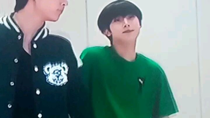 #cute ni sunoo fit sa kanya yung green tshirt