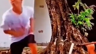 Tôi đoán tiếp theo sẽ là sấm sét đánh bia mộ, nước ngập đầu mồ.