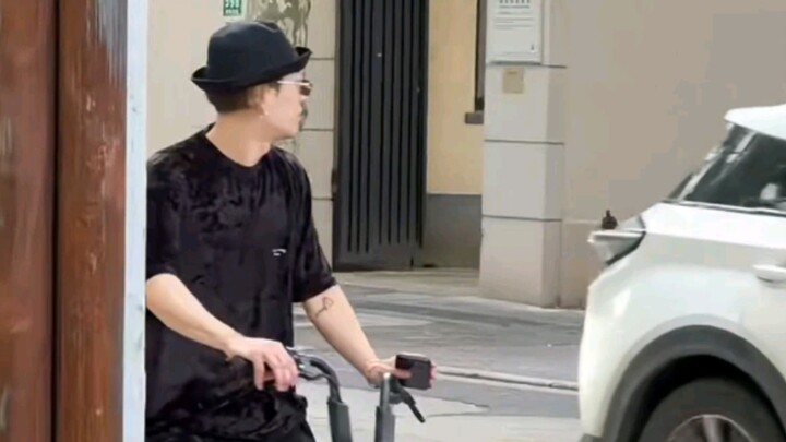 Jackson Wang, to be honest, it’s not an exaggeration to say that whenever you’re spotted by passersb
