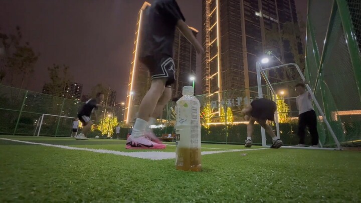 Rekan tim yang bilang “omong kosong” malah ngasih tahu ibuku kalau aku ayam jantan