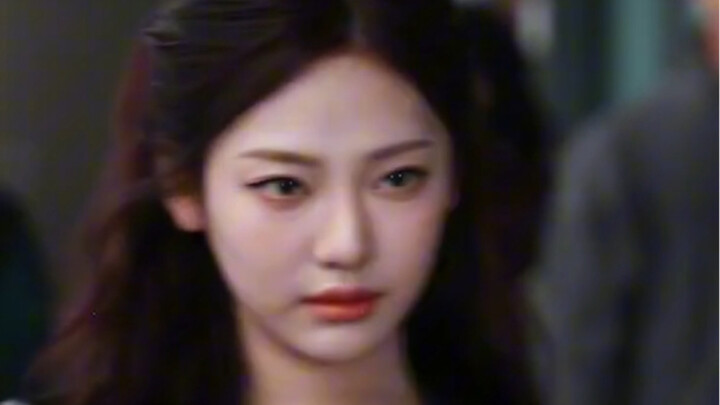 Công chúa Versace! Lần đầu tiên Ninh Nghệ Trác của G-BA được paparazzi “chăm sóc” ở sân bay, đẹp khô