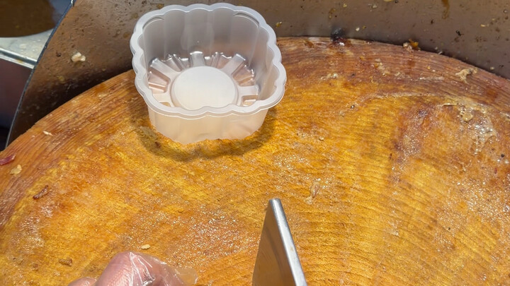 Hari ini kue bulan ini agak keras, benar-benar keras. Tidak tahu kalau dimakan begini rasanya bagaim