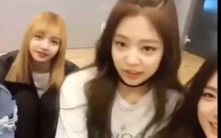 Jennie dengan arogan menunjukkan kemampuan berbahasa Mandarin
