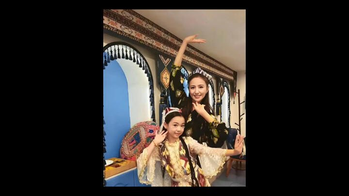 Xiao Jiuwo dan Medina menari bersama di panggung yang sama, Tong Liya menatapnya dengan senyum bibi,