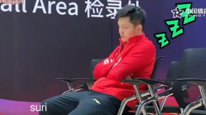 【ฟ่านเจิ้นตง】ก่อนรอบชิงชนะเลิศเทเบิลเทนนิสชายชิงแชมป์โลก ภาพน่ารักน่าเอ็นดูของเสี่ยวผางขณะรอขึ้นสนาม