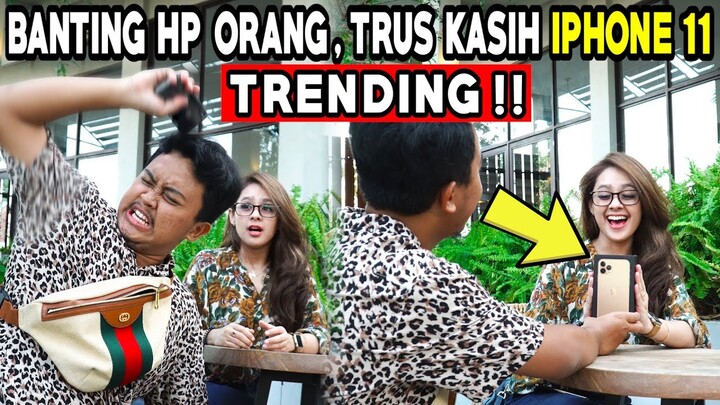 BANTING HP ORANG GA DI KENAL, TERUS KASIH IPHONE 11 BARU | Smashing Peoples Phones Prank