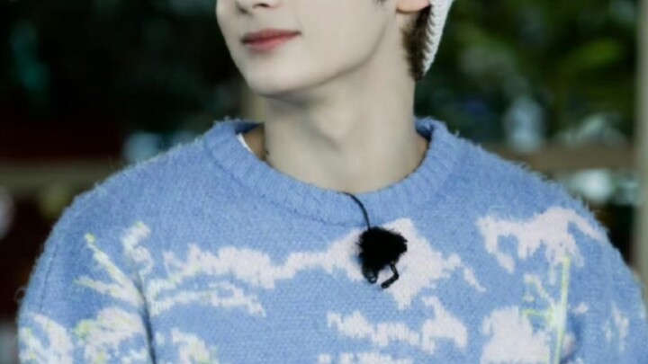 ไอดอลชายที่ชุดครึ่งล่างทั้งน่าเกลียดทั้งไม่เข้ากัน น่าจะขอโทษครึ่งบน