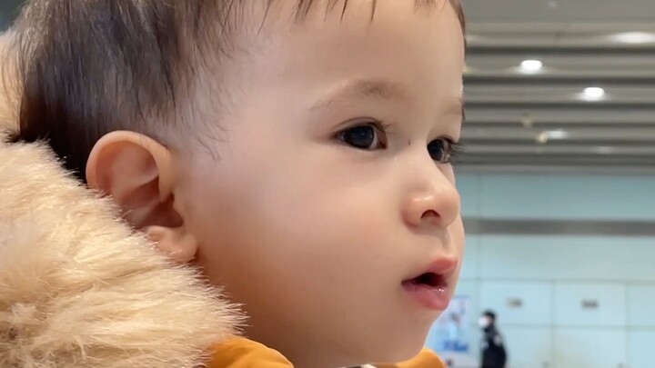 Khi em bé lai không biết tiếng Anh lần đầu gặp bà ngoại người Canada...