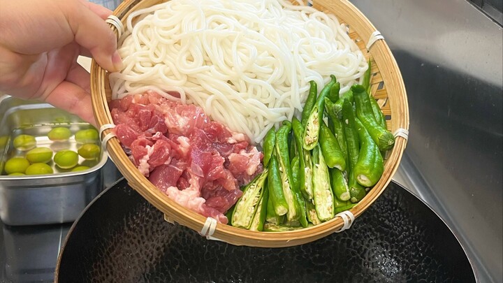 How could anyone from Hunan resist this bowl of rice noodles?!