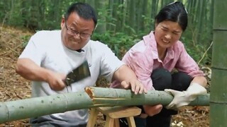 It's so convenient in the countryside—you can just chop down a bamboo on the mountain and whip up a 