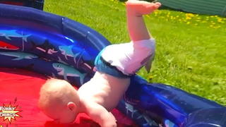 เด็กที่สนุกที่สุดในการเล่นสระน้ำ - ช่วงเวลากลางแจ้งสำหรับเด็ก เรื่องตลก