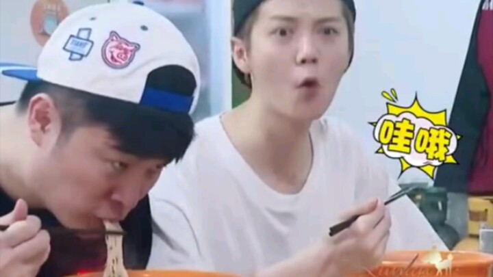 How much Lu Han loves pig intestines—his little expressions are so cute!