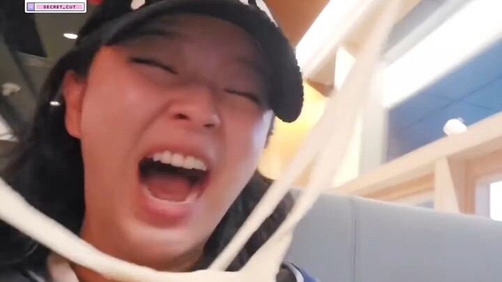Nayeon telah memesan untuk Dahyun pertunjukan mi lempar di Haidilao