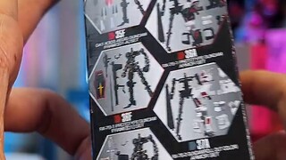 Tháo dỡ mười hai mô hình Gunpla trong một lần