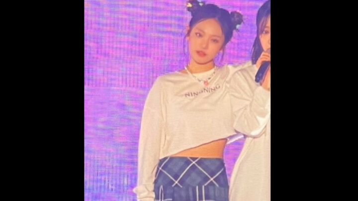 ยอมใจปากของสาวซากุระจริงๆ “ทั้งที่อ้าปากเหมือนตอนพูด ทำไมจู่ๆ ก็ร้องเพลงได้อย่างคล่องแคล่วเต็มหน้าไป