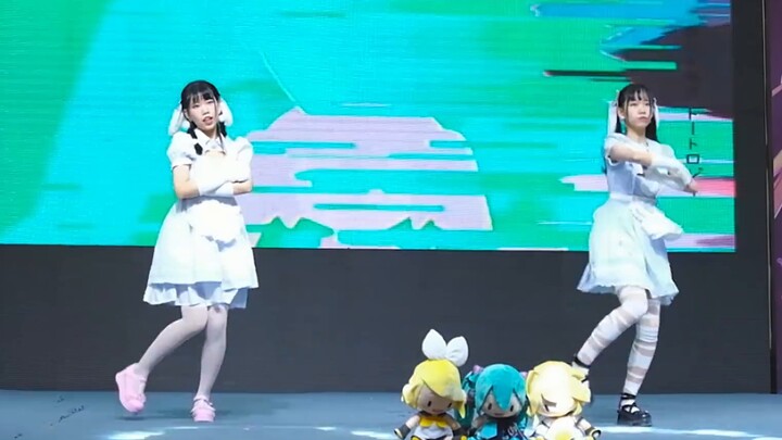 Live version of "loveit" at the comic convention! Gemini in the same frame❤️