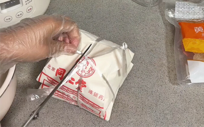 Tongrentang now offers freshly prepared sour plum soup—though it's pricey, it tastes amazing!