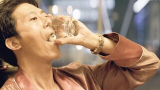 A man was negotiating business with his client, but the client poured a eyeball into his wine glass,