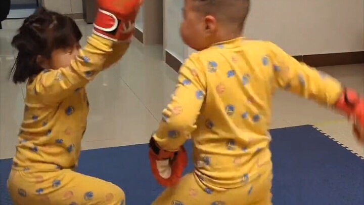 Kakak, ucapkan selamat malam pada dunia!!