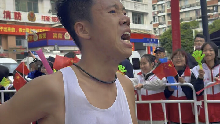 Immersive experience #GuangzhouMarathon helping Xiao Zhao achieve a personal best, the atmosphere on