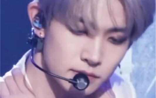 It seems like Li Xicheng watches the female backup dancers at every show.