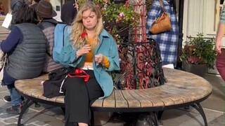 给陌生的女士送上一支玫瑰花，还附赠一张暖心的纸条