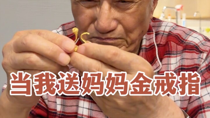 Ketika aku memberikan cincin emas kepada ibu