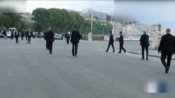 Pope's Helicopter Over Naples: A Breathtaking View! | 教宗直升机那不勒斯上空：令人惊叹的景色！