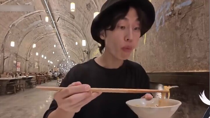 Japanese little penguin looks at the uneasy immortal eating Chongqing hot pot and sees the red pot b