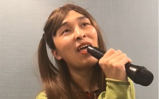 Các kiểu cầm mic khác nhau