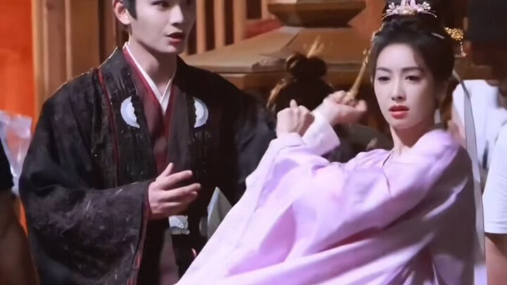 Some behind-the-scenes interactions—what you get, right. Song Qian and Ding Yuxi’s “Mountain and Riv