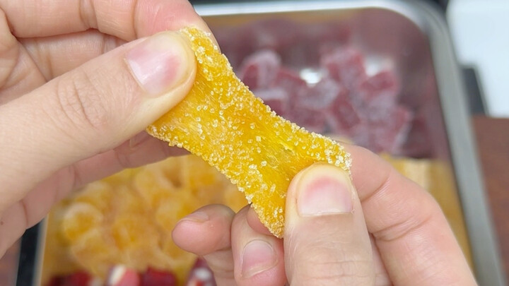 Real fruit gummies made with no water at all—homemade, zero additives, and totally safe for babies! 