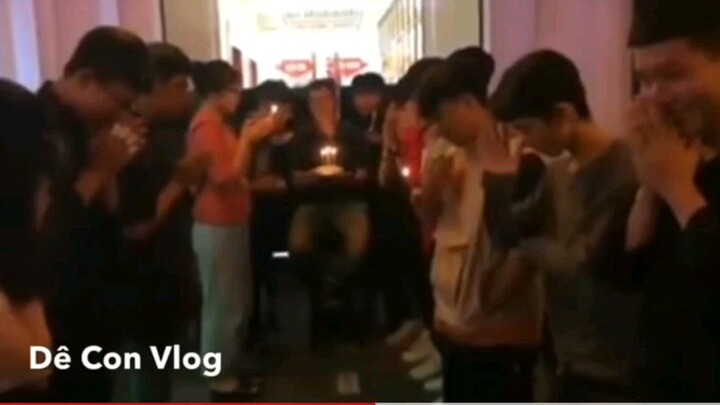 gửi đứa bn của bn:))cre:dê con vlog