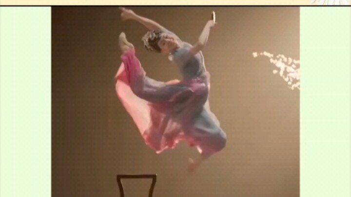 Sebuah adegan ikonik yang membuat penari ini menjadi legendaris, Cheng Xiao langsung melompat ke dal