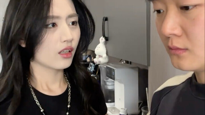 Women... they can even argue with themselves 😂