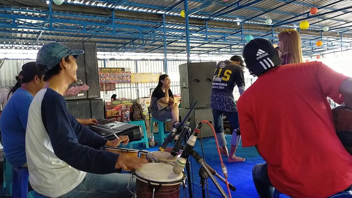 ADA SALAH SATU PENGUNJUNG JOGETNYA HEBOH LUCU-DENAZ LIVE PRAMBANAN
