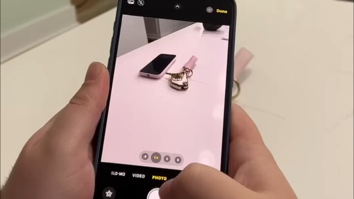 [تنكيت] الشاب يرسل لحبيبته رسالة ليكذب عليها أنّه لم يصطحب هاتفه!