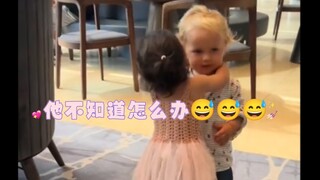 Faced with the little girl's "forceful advance," the little boy was completely at a loss...