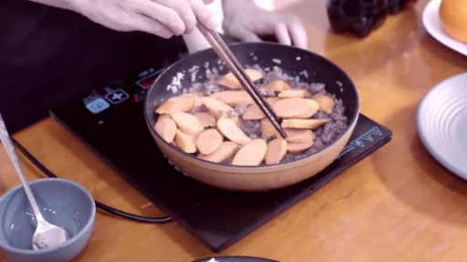 CHEF HÀ TIỀU PHU NẤU ĂN ĐÃI CẢ VĂN PHÒNG VÀ CÁI KẾT QUÁ PHŨ