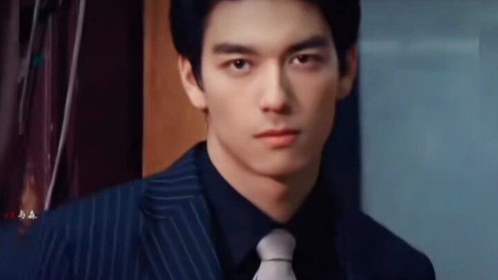 Tolong! Wajah si tokoh utama novel boss mafia yang gagah perkasa ini malah enggak tenar? Wajah khas 