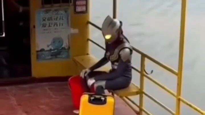 Ultraman pulang kampung