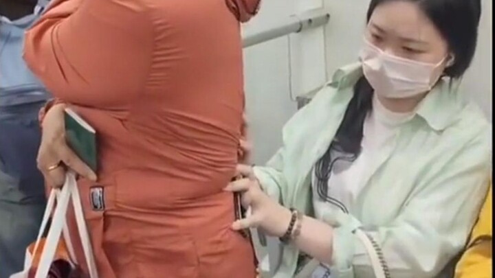 Bibi di kereta bawah tanah memaksa si nona muda untuk menyerahkan tempat duduknya, orang-orang di se