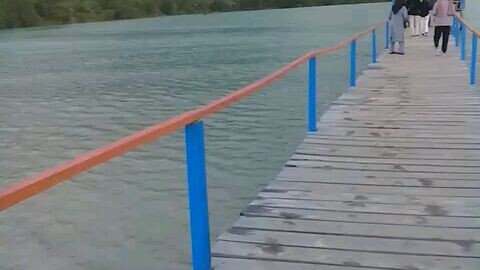 indahnya perpaduan danau dan bukit