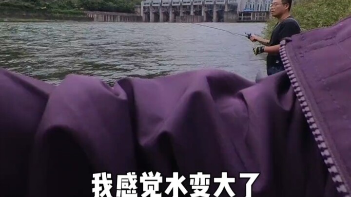 Be careful when fishing in the wild!