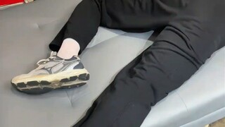 “After the male secretary gets drunk, the young CEO personally attends to him and washes his feet.”