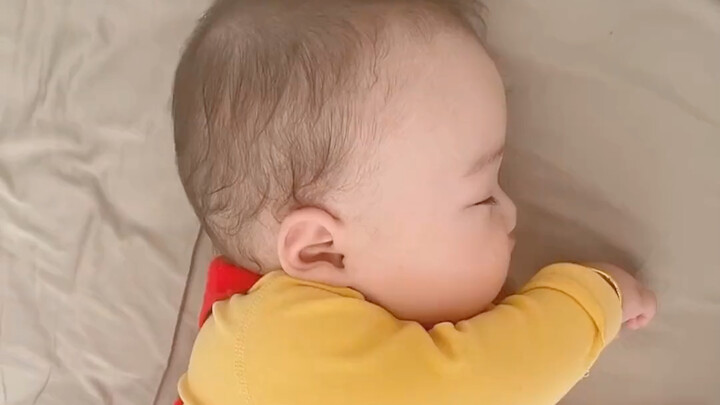 أوووه، أسطوانة الغاز الصغيرة النائمة لطيفة جدًا، لا أستطيع منع نفسي من الرغبة في عصر مؤخرتها الصغيرة